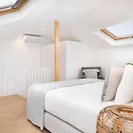 Whome | Luxury Duplex Prime Location Great For Families *